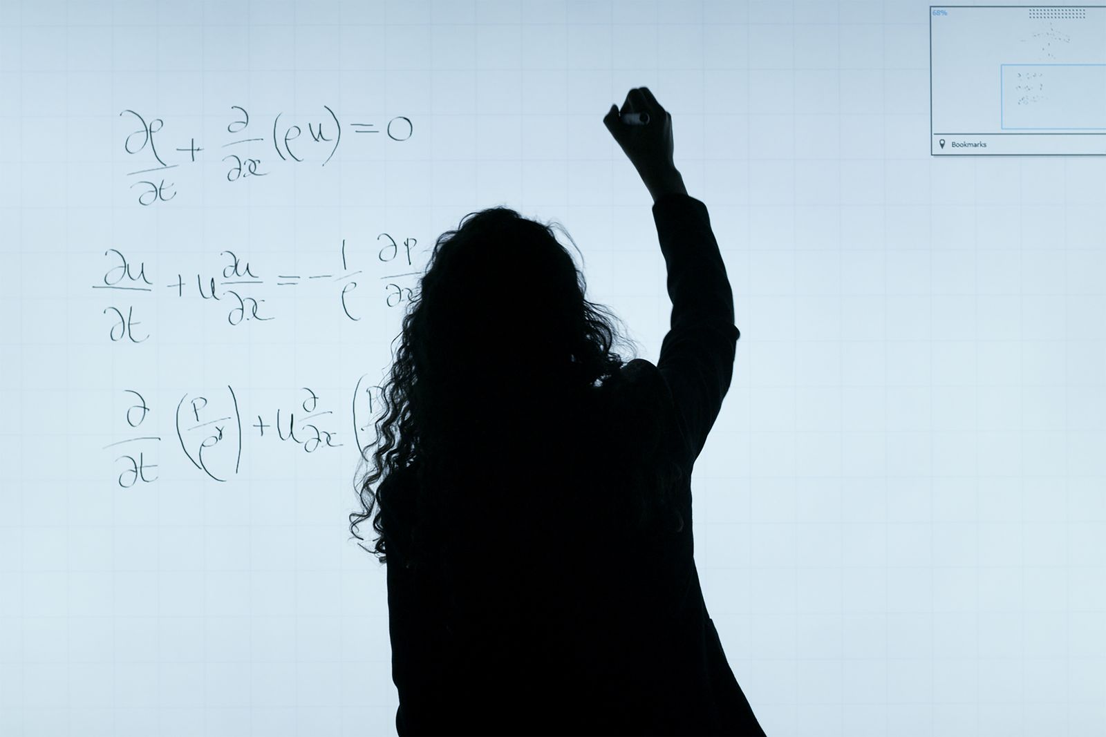 Silhouet schrijft formules op een glazen bord
