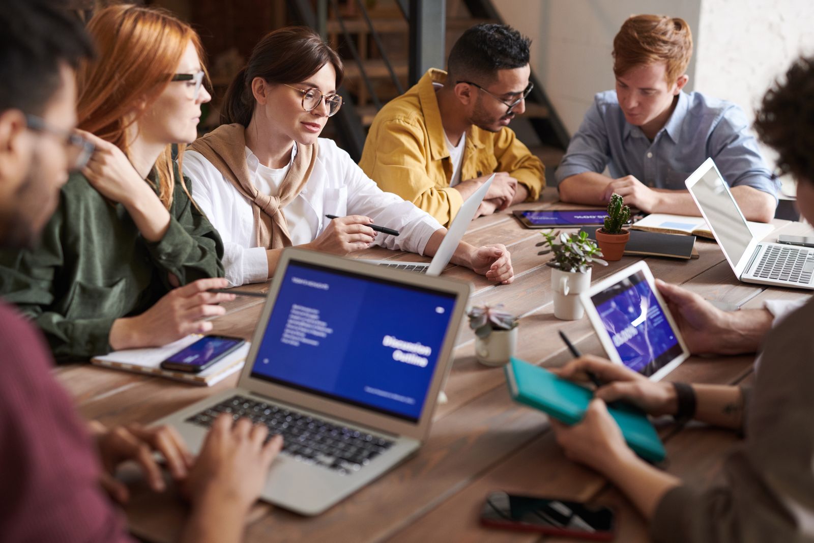 Team in overleg aan een werktafel