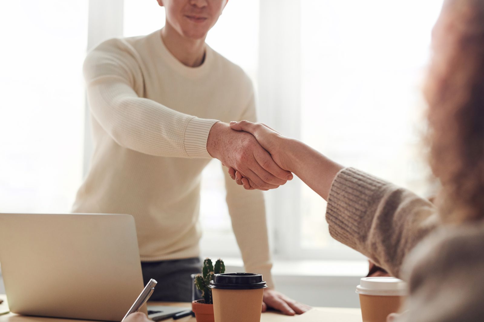 Handdruk na een geslaagd sollicitatiegesprek