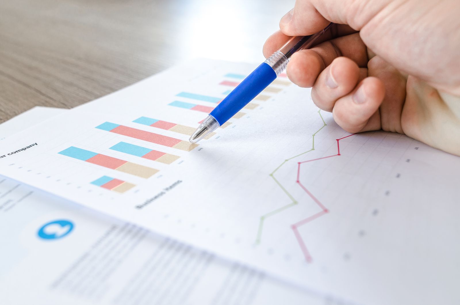 Financiële grafieken worden doorgenomen met een pen