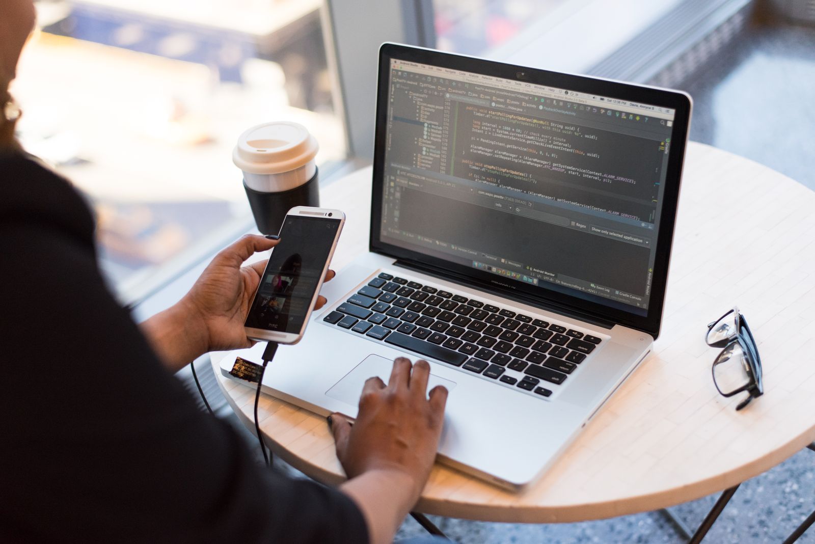 Developer bouwt een website op een laptop